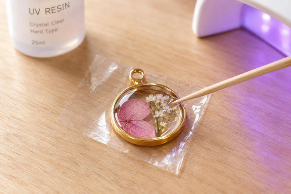 UV Resin Turns Pressed Flowers Into Pendants